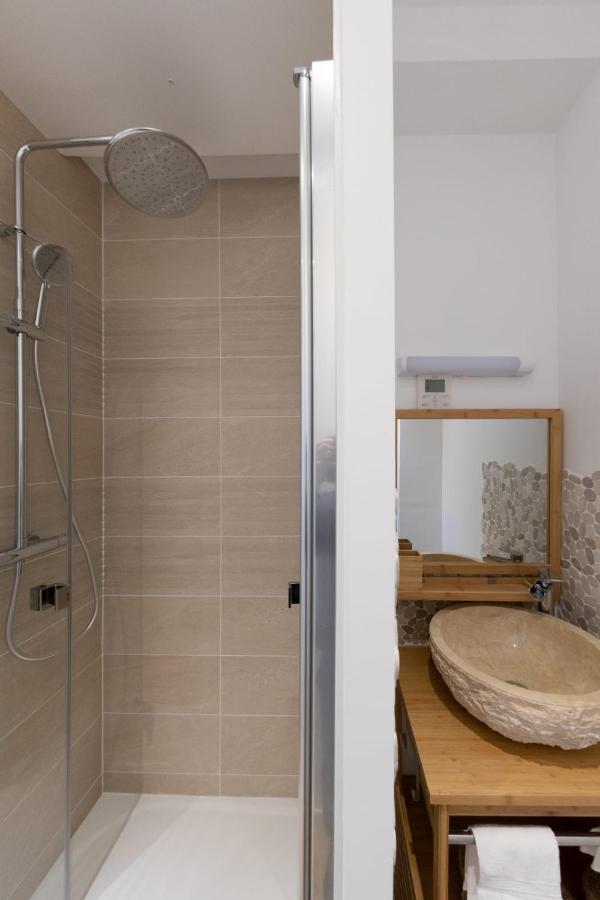 2 Chambres Situé Dans 8éme Arrondissement Appartement *